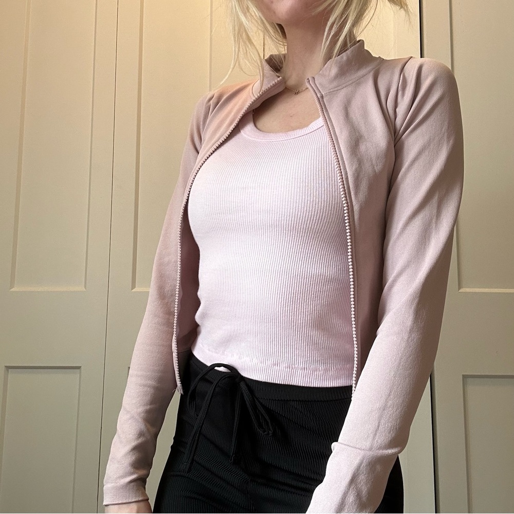 Light dusty pink, seamless, fitted zip up workout jacket. Size xs.